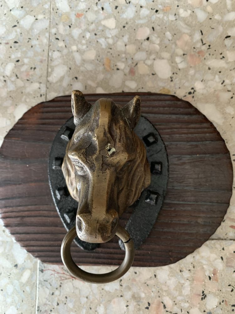 Cabeca de cavalo em latao com suporte de madeira para pendurar