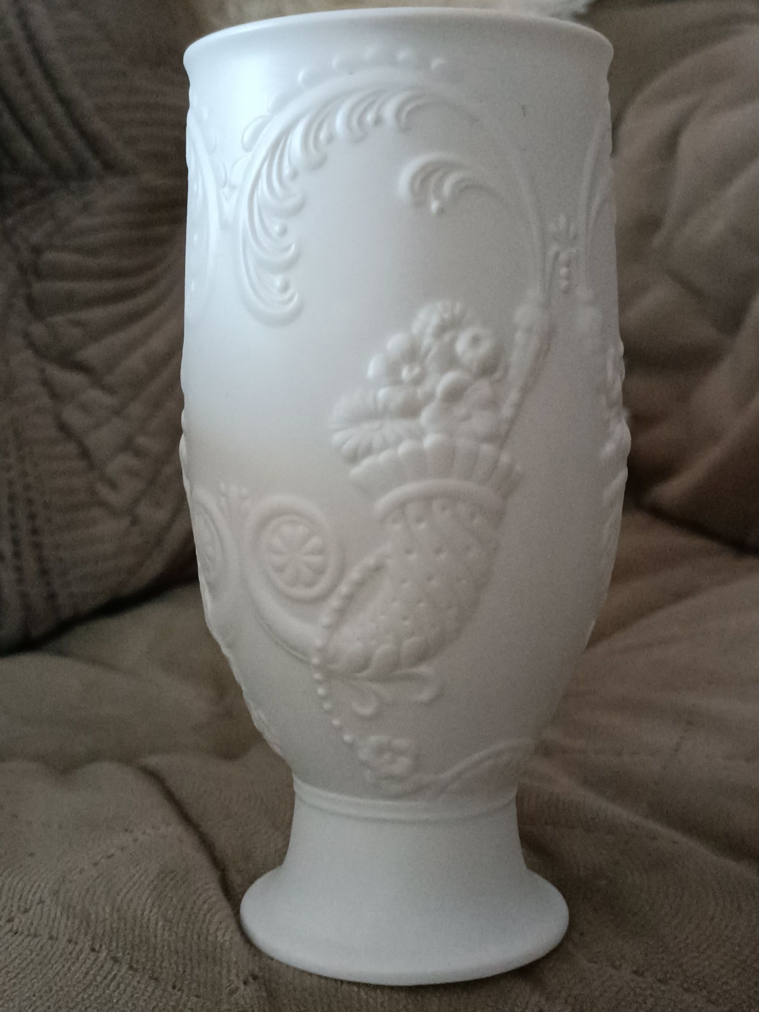 Przepiękny wazon puchar AK Kaiser biała porcelana biskwitowa