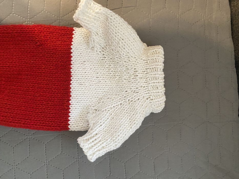 Sweterek dla pieska czy kotka zrobiony na drutach