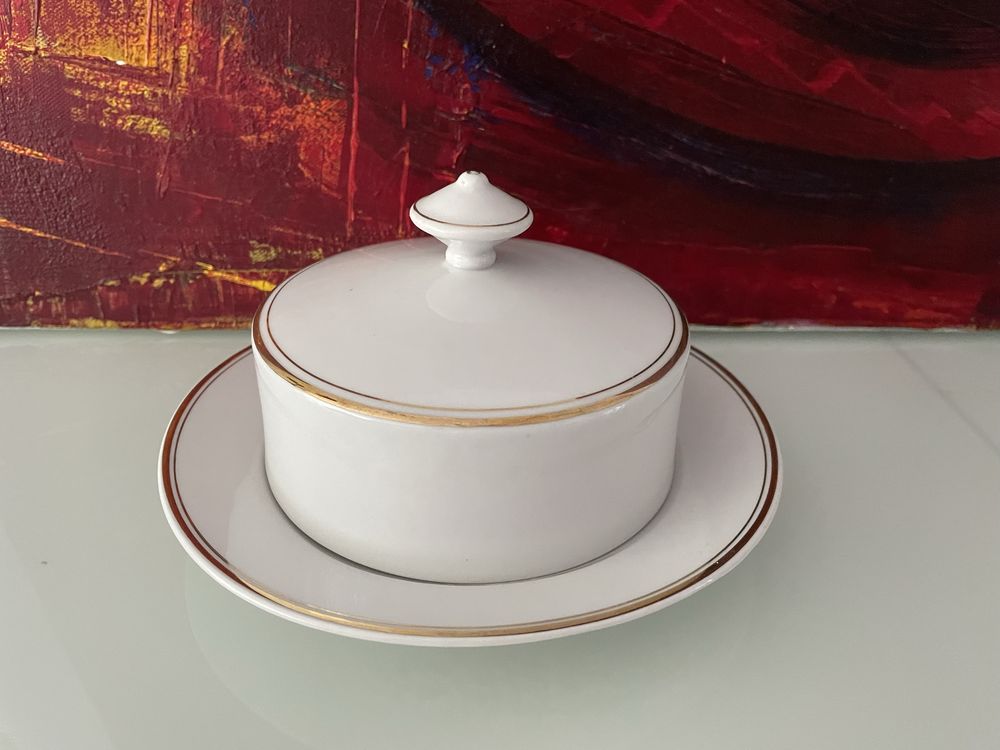 Porcelanowa,okrągła maselniczka