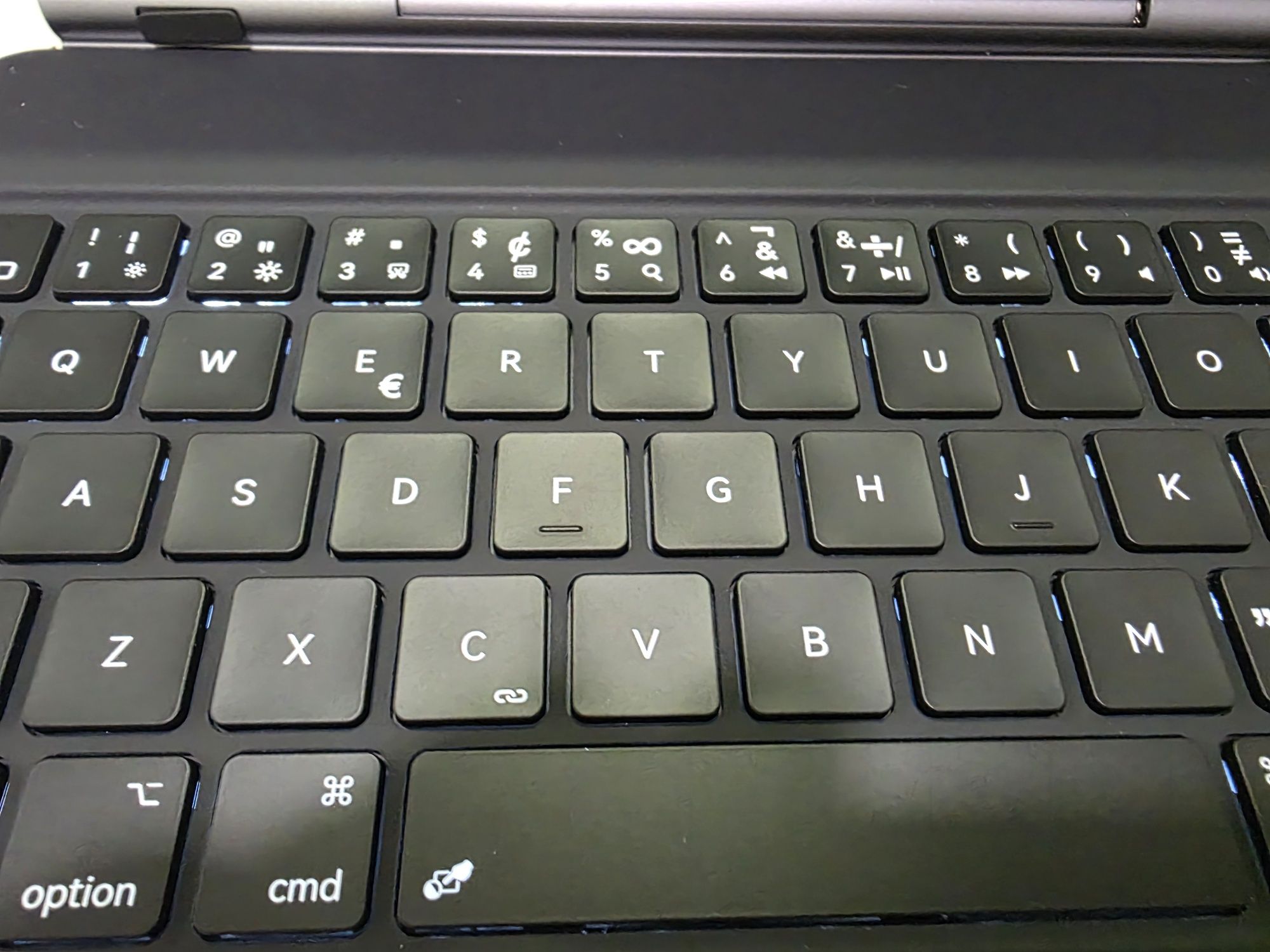 Capa Teclado iPad Pro 11 / Air 10.9 Logitech Slim