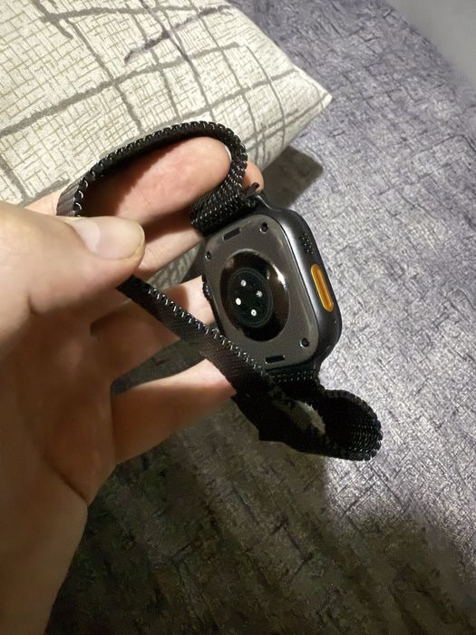 Apple Watch Ultra 2 • Black Titanium 49 мм • Milanese Loop
