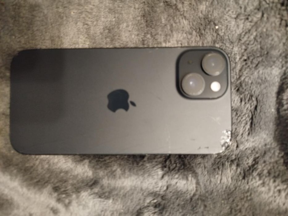 Iphone 15 delikatnie pekniety