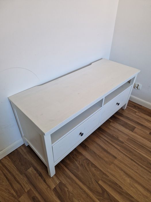 Komoda biała z 2 szufladami oraz 2 półkami Ustka
