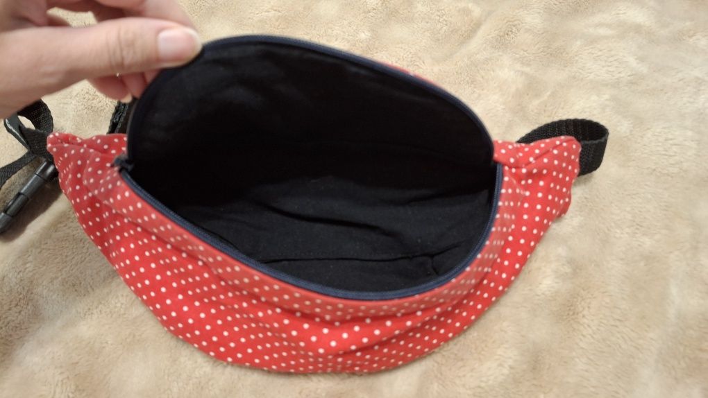 Słodka czerwona nerka saszetka w grochy handmade