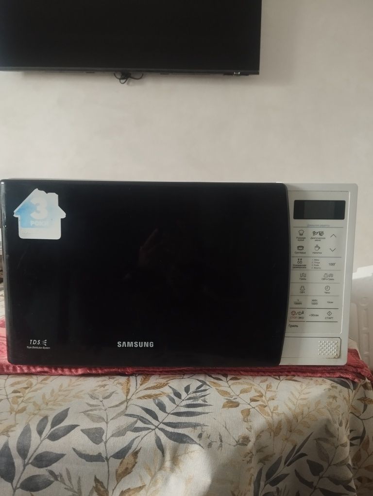 Продам микроволновку 2015года Samsung.Цена 2100гр