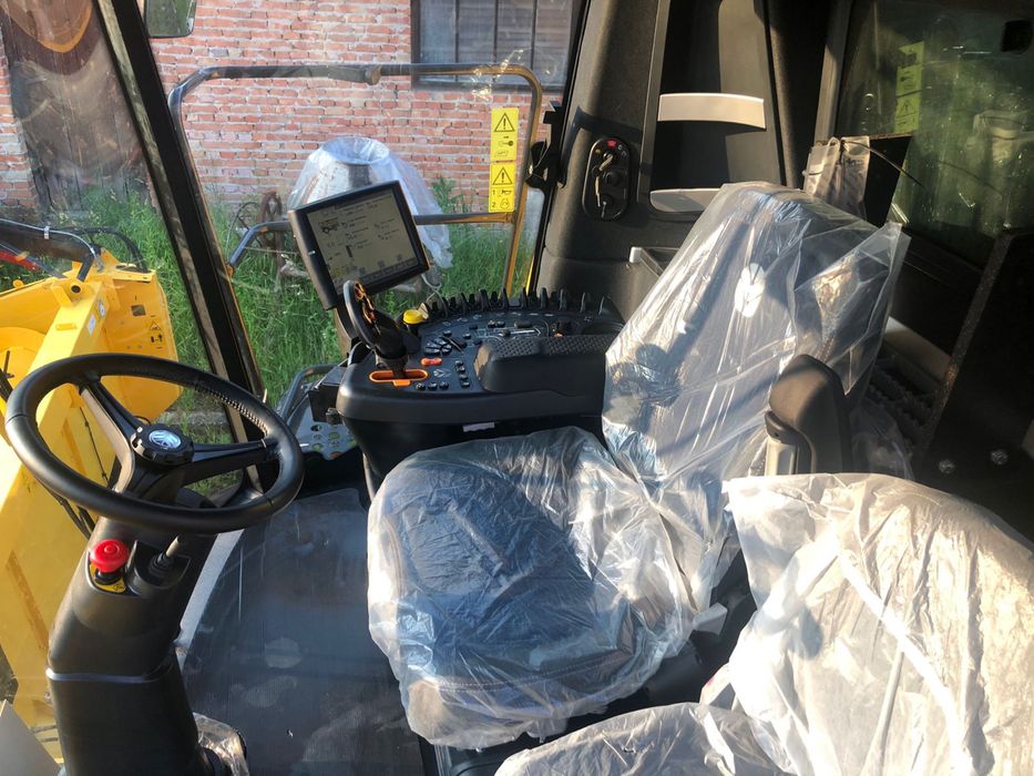 Комбайн з зерновою жаткою New Holland CX8.80