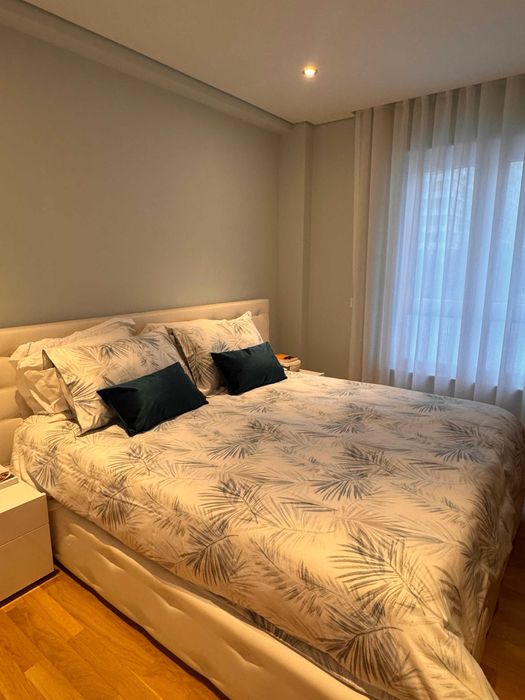 Cama e colchão de casal 150x190 com cabeceira e arrumação