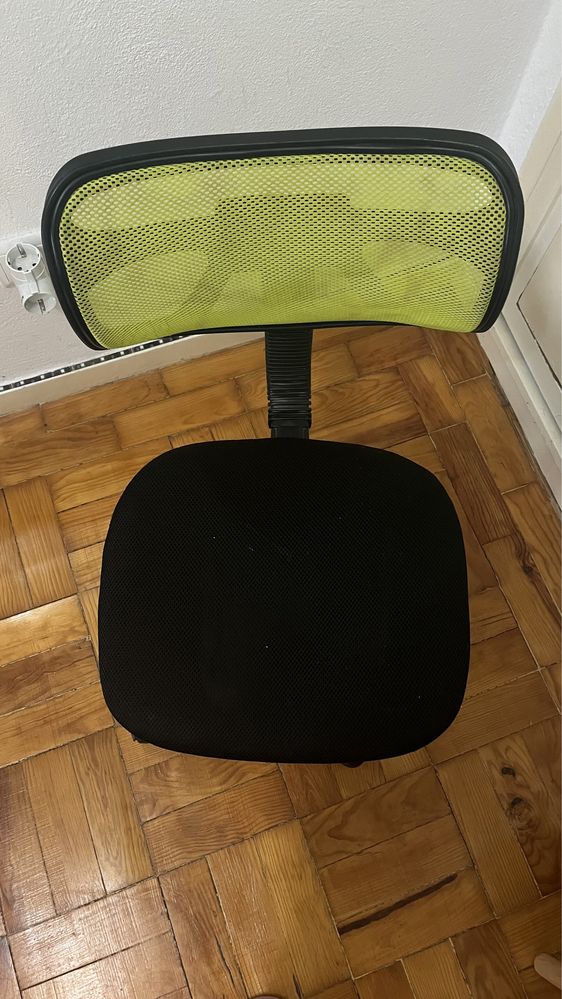 Cadeira de escritório com rodas e ajustável