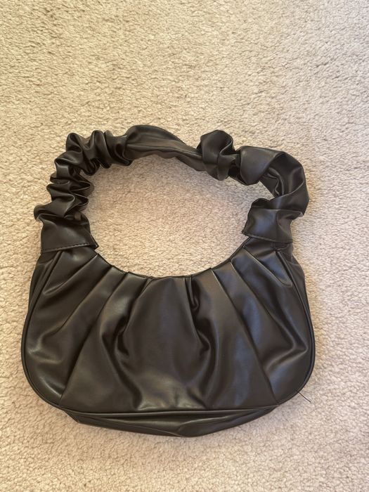 Mala preta elegante gira e versatil