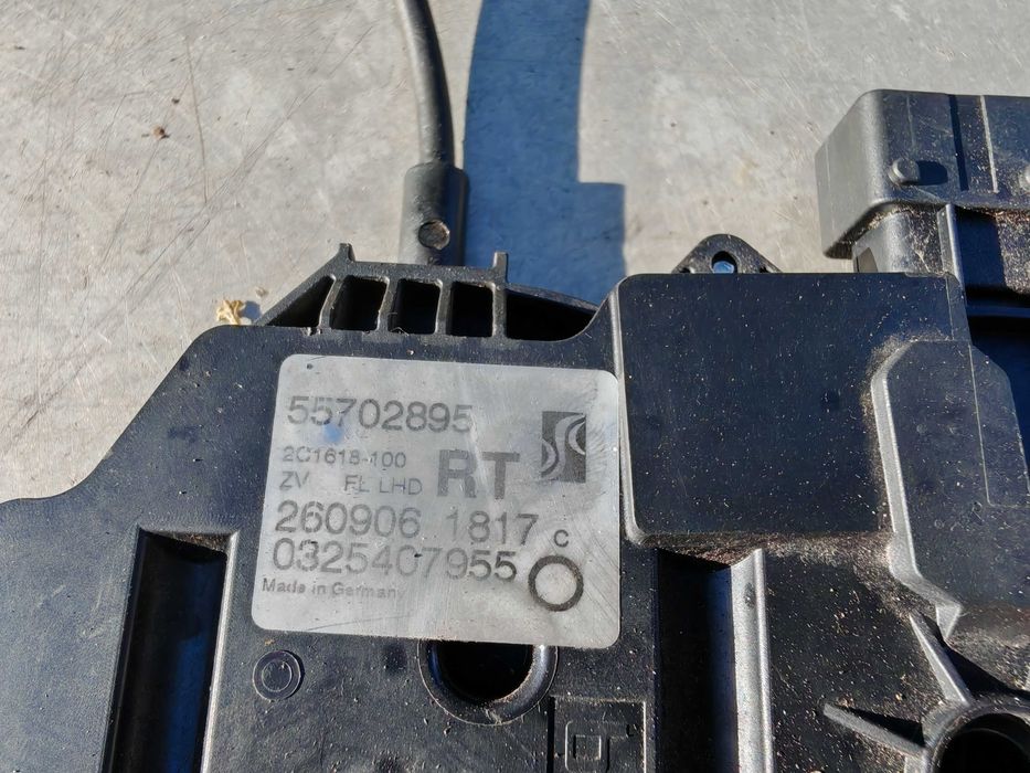 Opel Corsa D Zamek drzwi lewy przód 5D