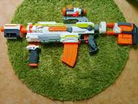 Nerf Modulus + 10 strzałowy magazynek + 2 magazynki po 6 lotek pełne