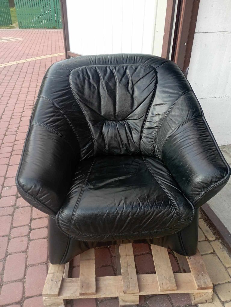 Skórzana kanapka z fotelem i podnóżkiem