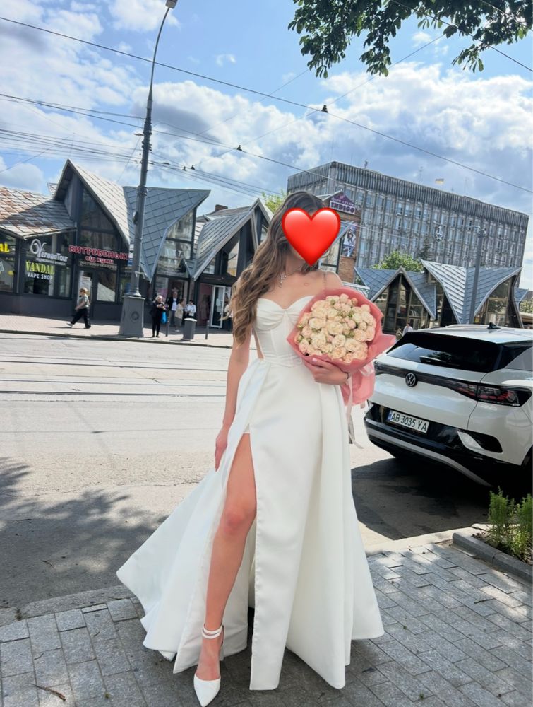 Весільна сукня.