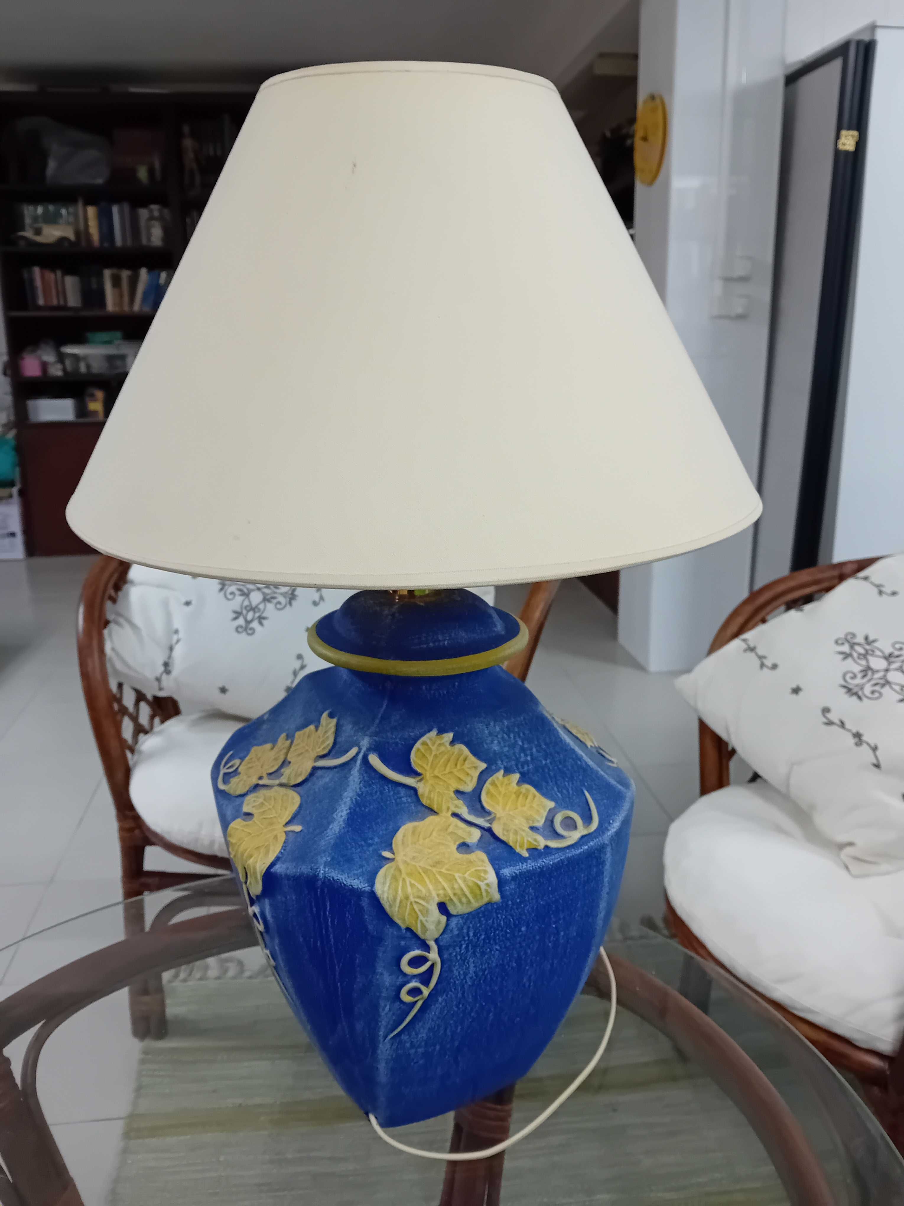 Candeeiro de mesa, jarro, taças (conjunto)