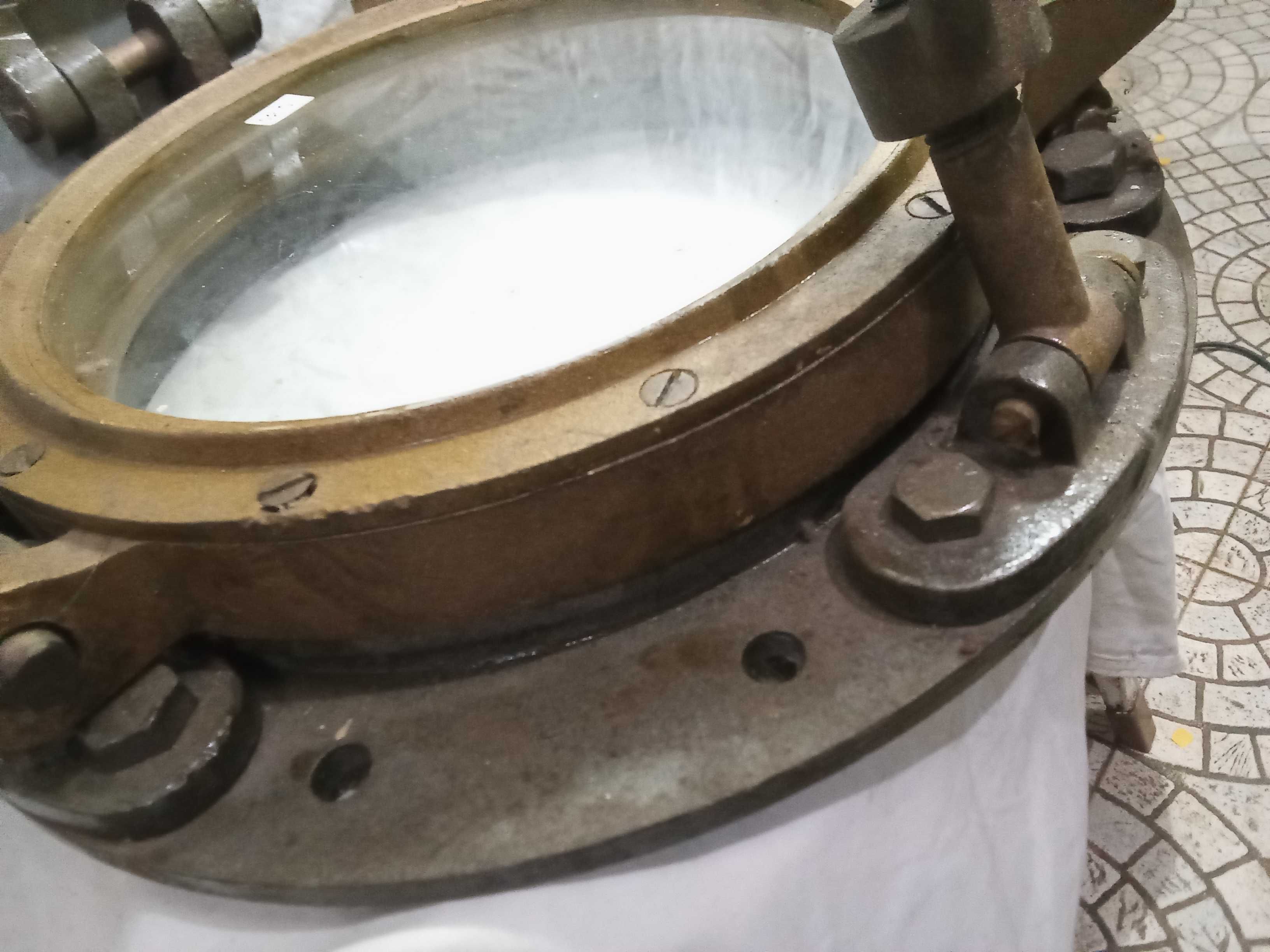Vigia ferro e bronze recuperada de antigo navio