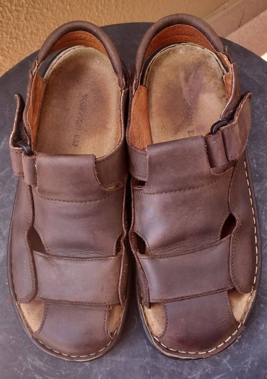 Sandálias em pele tamanho 40
