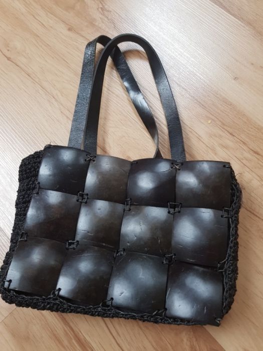 Mini, mała torebka z kokosa.