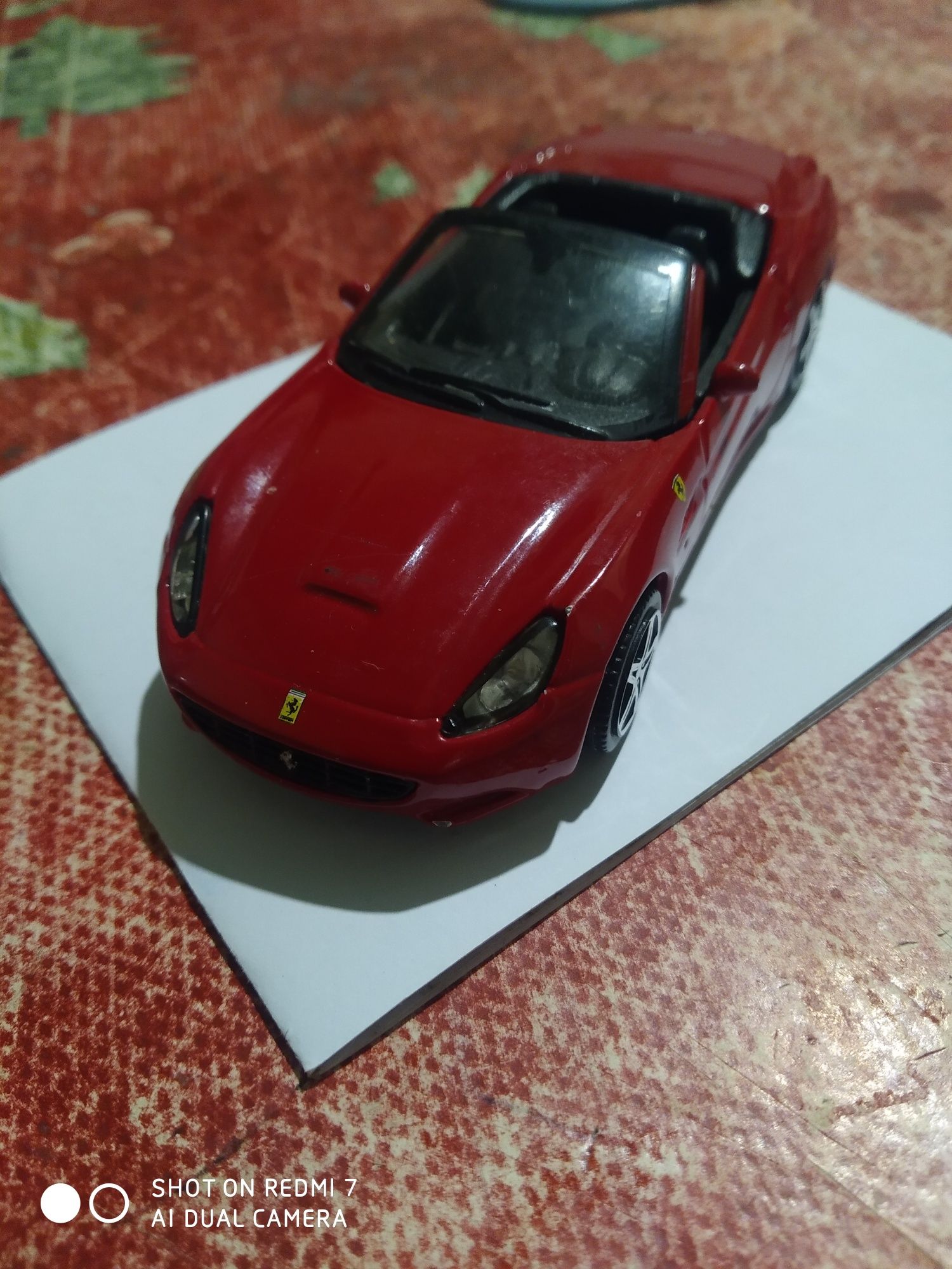 Продам модель машинки Ferrari California 1/43