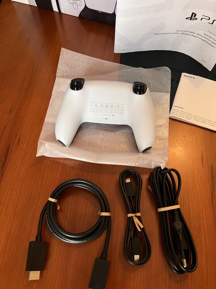 Caixa Playstation 5 c/ acessórios e DualSense