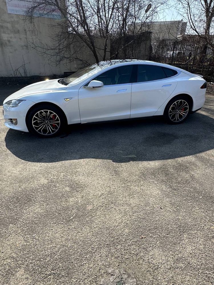 Tesla model S 2014 року