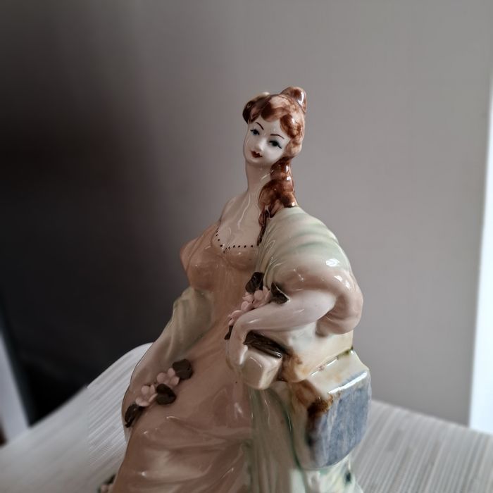 Figurka porcelanowa sygnowana