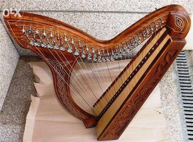 Harpa celta de 27 cordas e saco almofadado