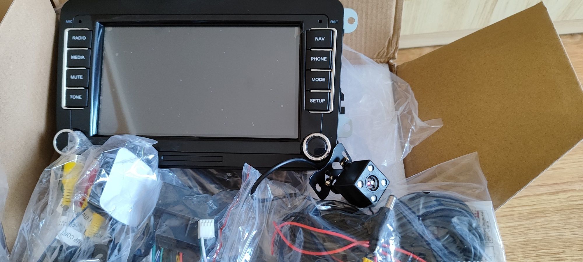 Автомагнітола з CarPLAY з камерою заднього огляду