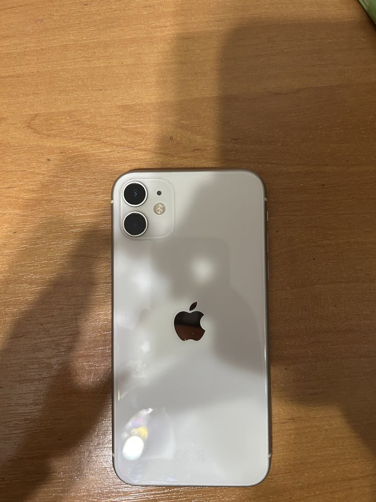 Телефон Iphone 11.