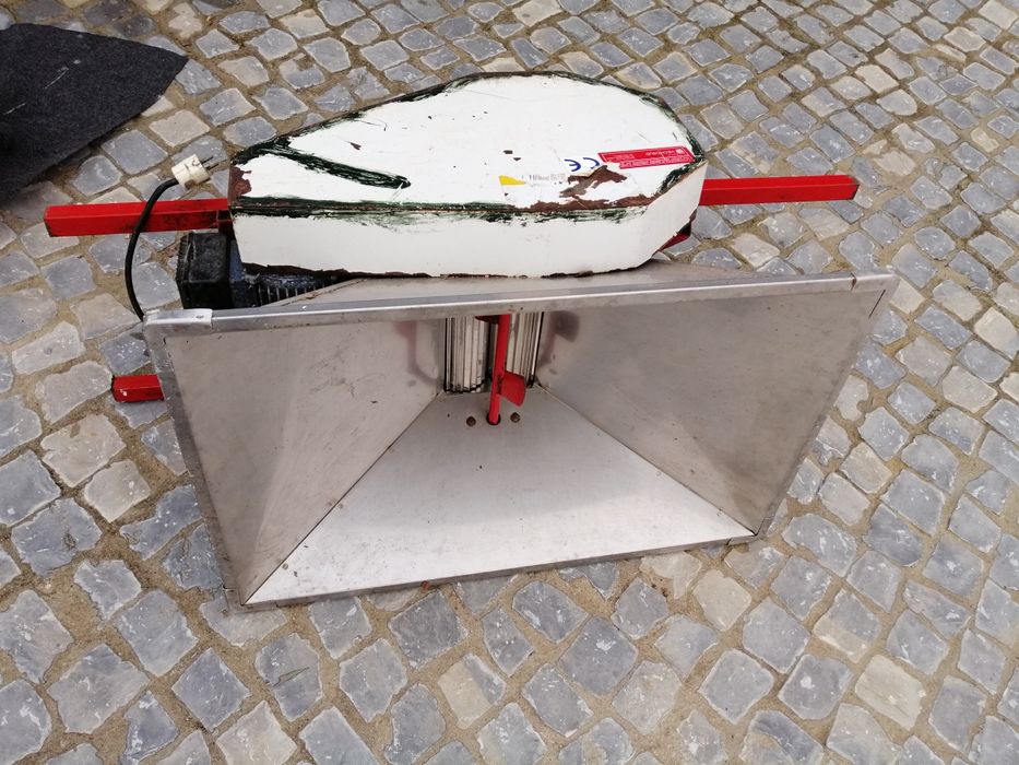 Esmagador de uvas eléctrico