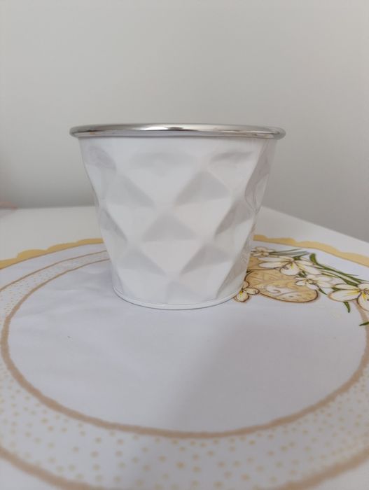 Doniczka biało srebrna metalowa