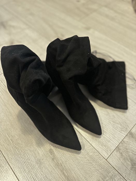 Жіночі чоботи до коліна.