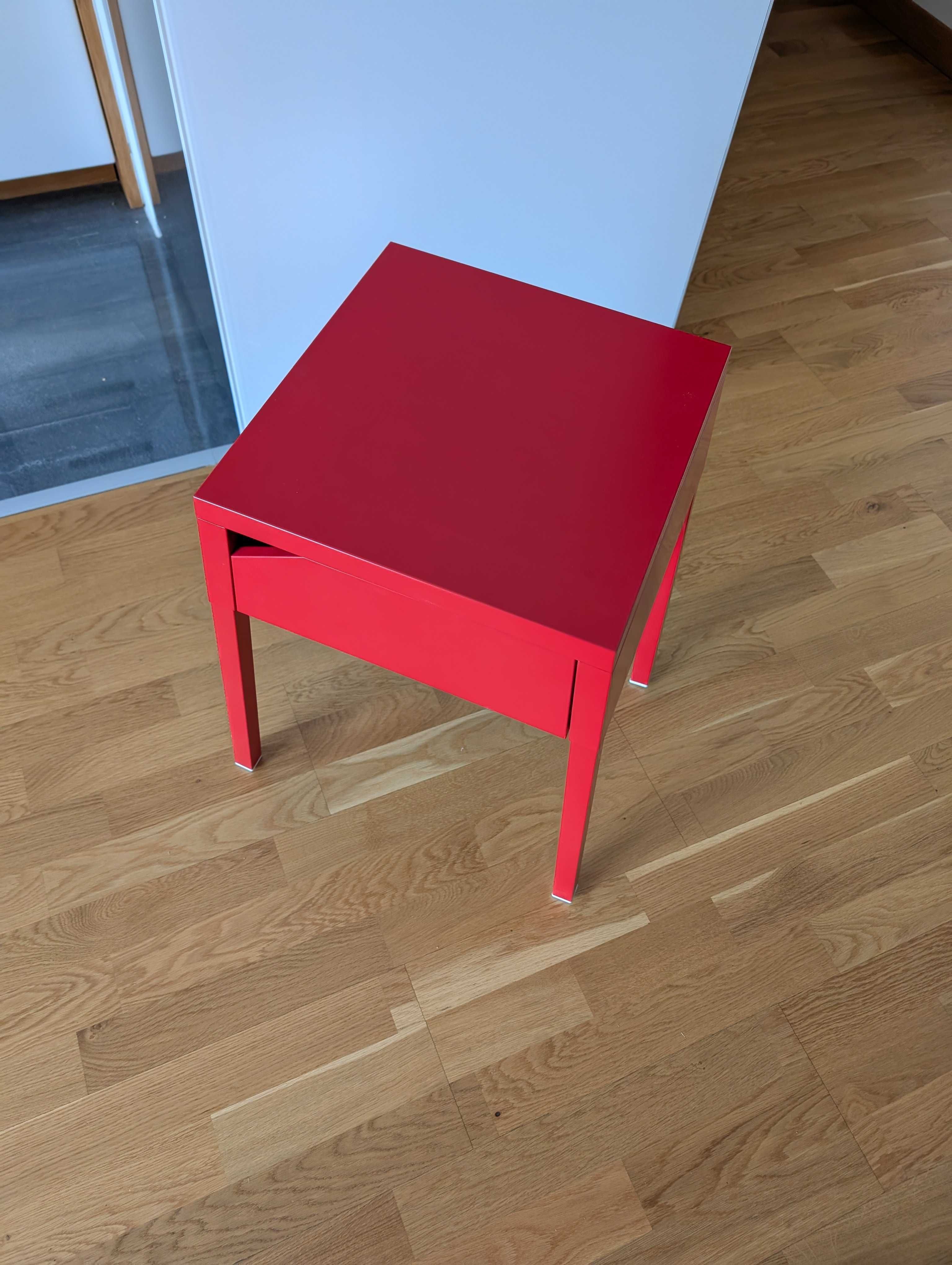 Czerwony metalowy stolik nocny w stylu bauhaus