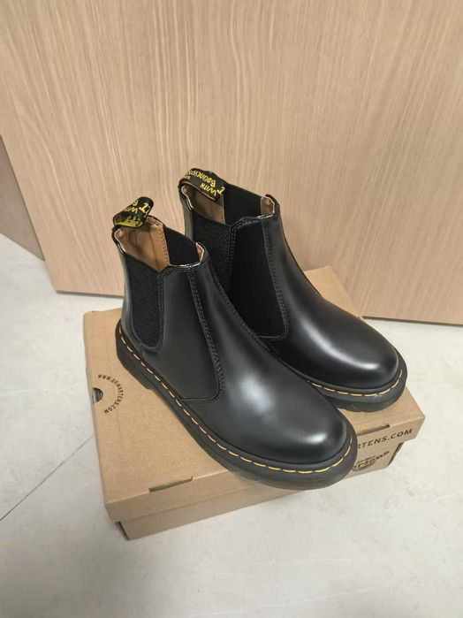 Dr. Martens 2976 Smooth Leather Chelsea Boot