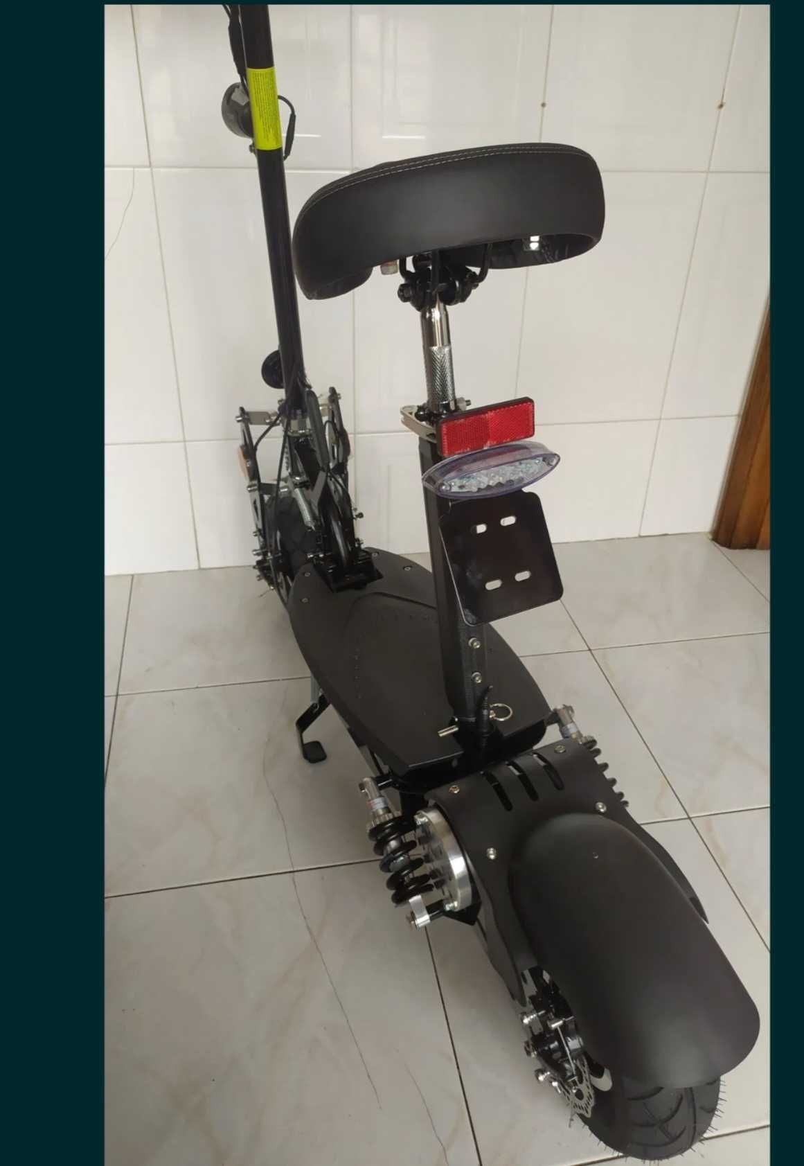 Trotinete tinitom com banco como nova