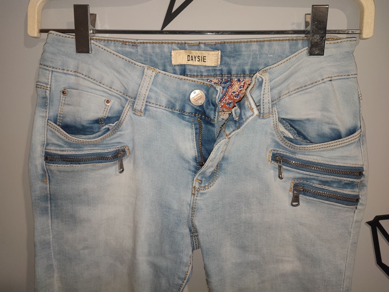Jasne spodnie jeansowe, jeansy z ozdobnymi zameczkami Daysie 36