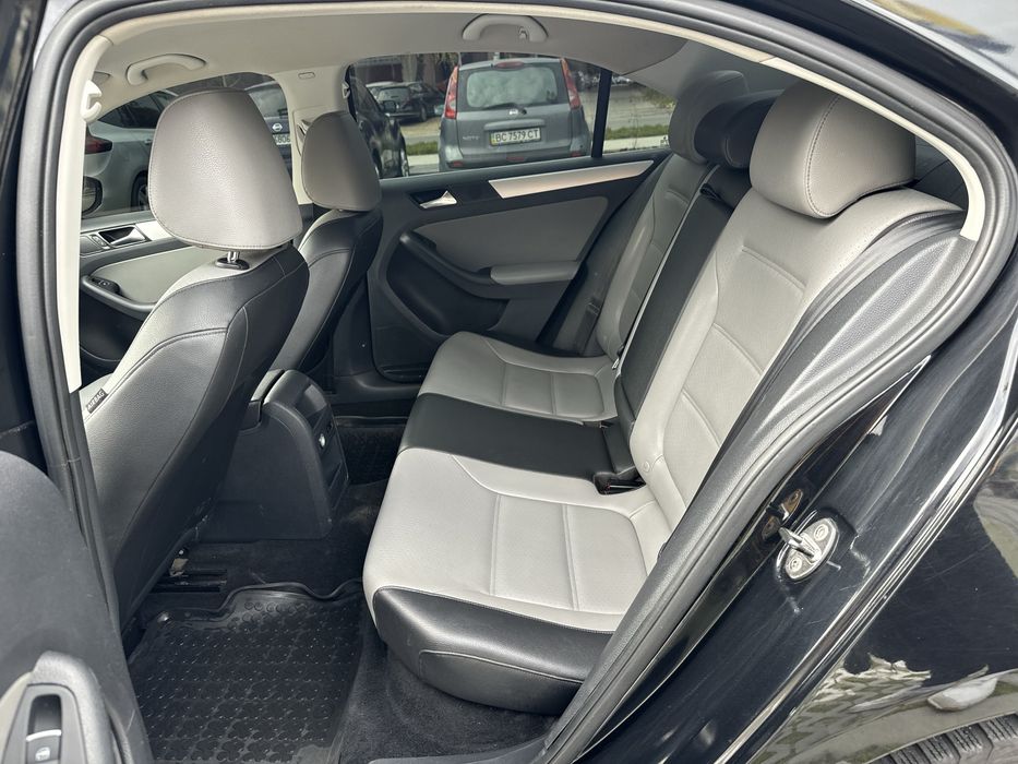 Оренда авто Volkswagen Jetta Hybrid
