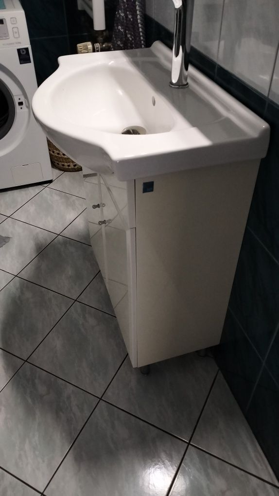 Meble łazienkowe białe