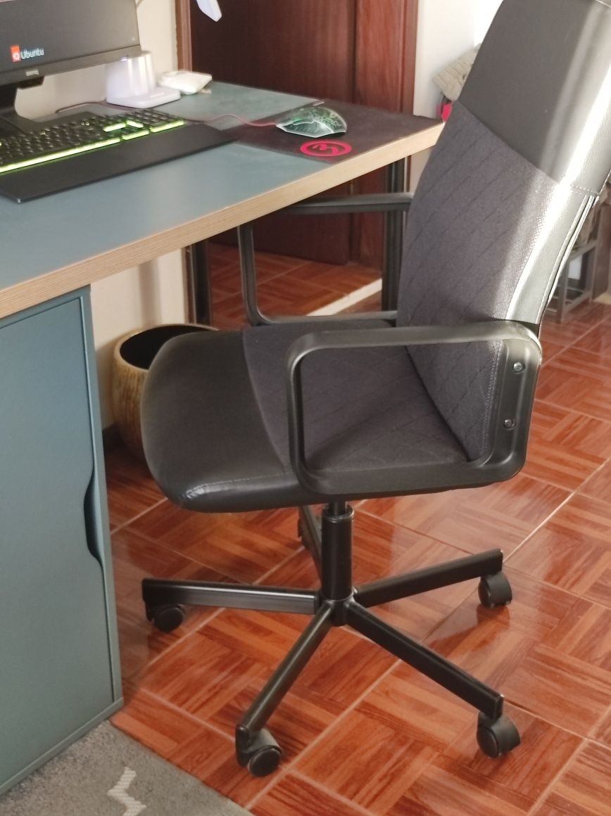 Cadeira de escritório em ótimo estado