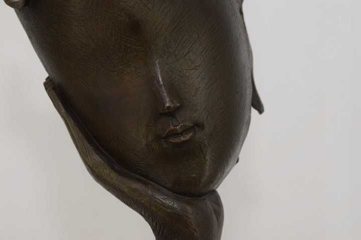 Modernistyczna Figura Twarz Na Dłoni - Usta Kobiety - Rzeźba z Brązu