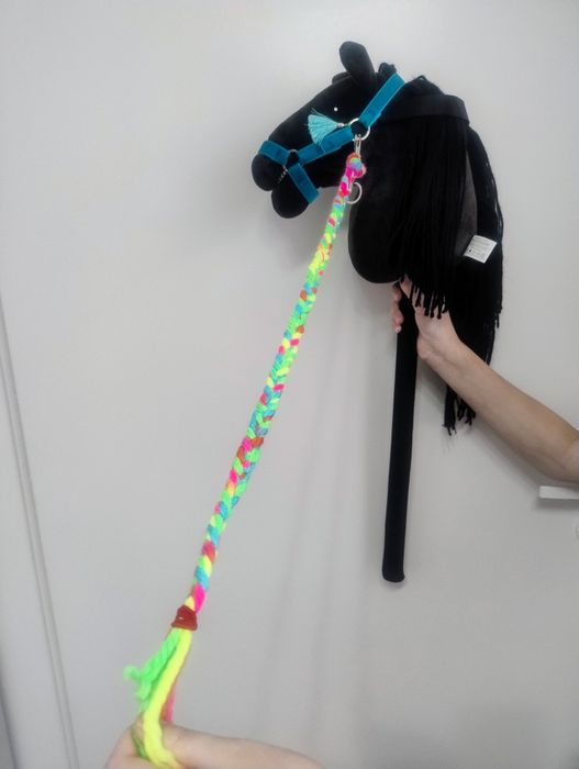 Hobby horse - Pluszowa głowa konia z grzywą  na kiju z dżwiękiem