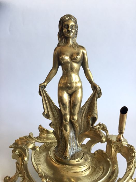 Podstawa pod pióro ze złotą skuwką i kobietą. J. Serkowski w Warszawie