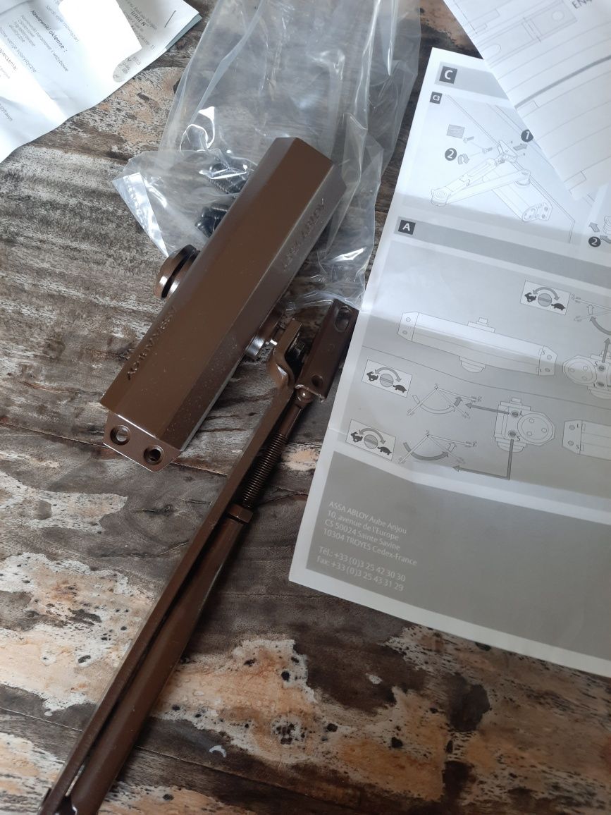 Samozamykacz Assa Abloy brązowy