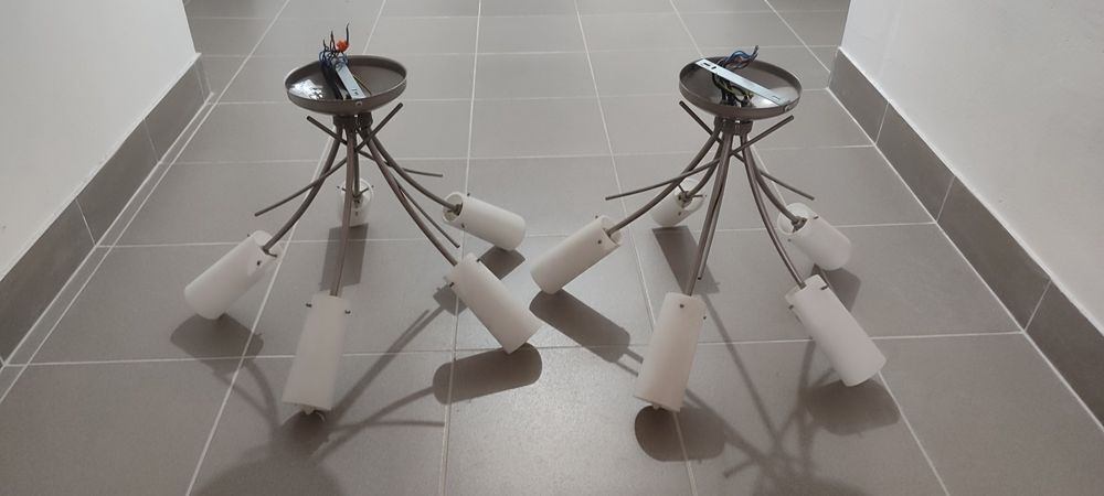 2 żyrandole z żarówkami