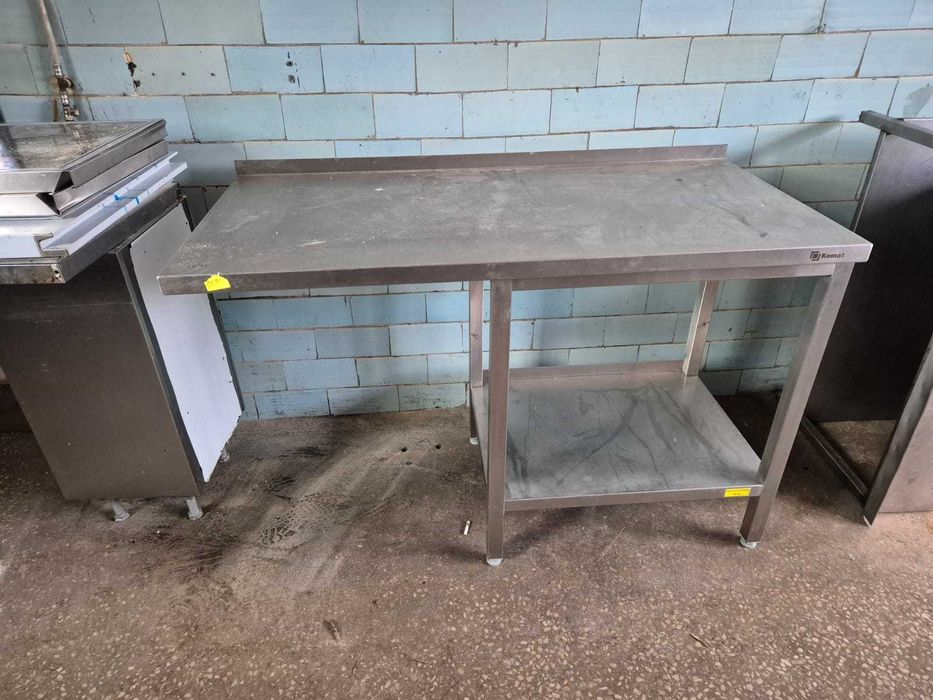 Stół ze stali nierdzewnej z miejscem na lodówkę i półką 136x65x90cm