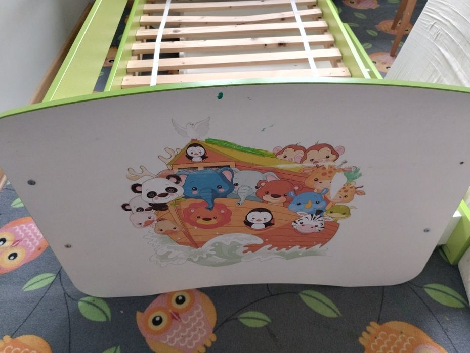 Zestaw mebli dziecięcych (łóżko, szafki, półki, biurko, fotel biurowy)