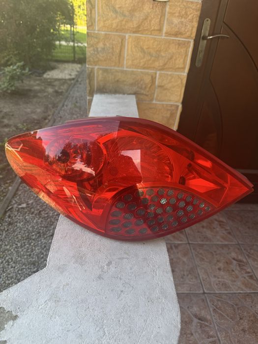 Tylna lewa lampa peugeot 207