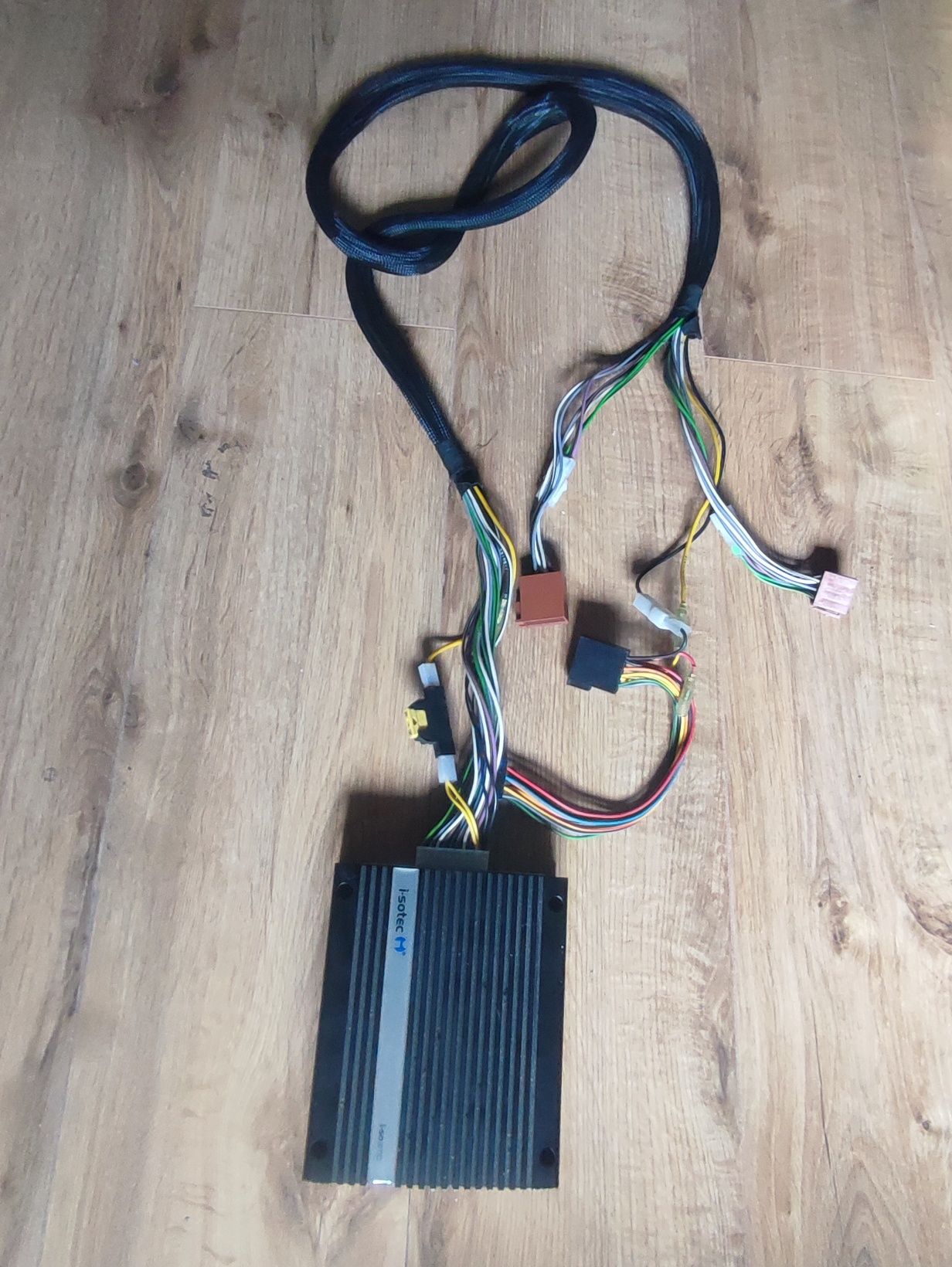 Wzmacniacz isotec isoamp 4 z kablami