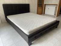 Cama em couro artificial castanho.