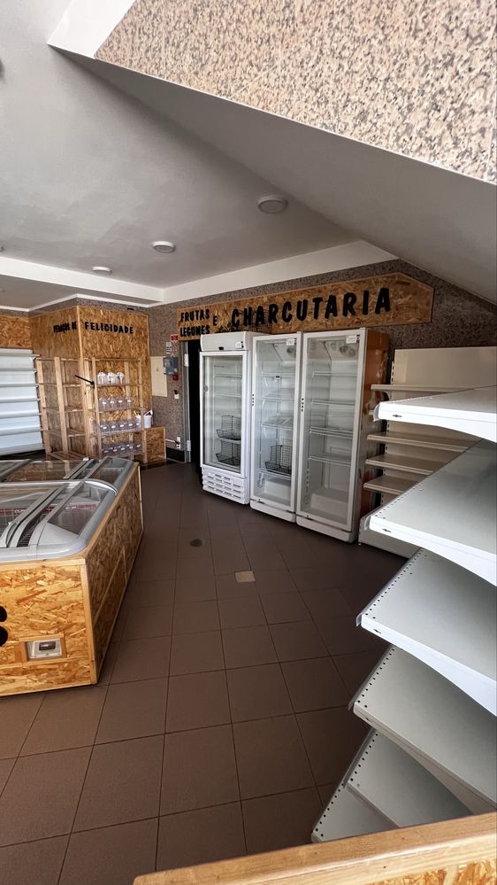 ARRENDA-SE . Loja na Benedita